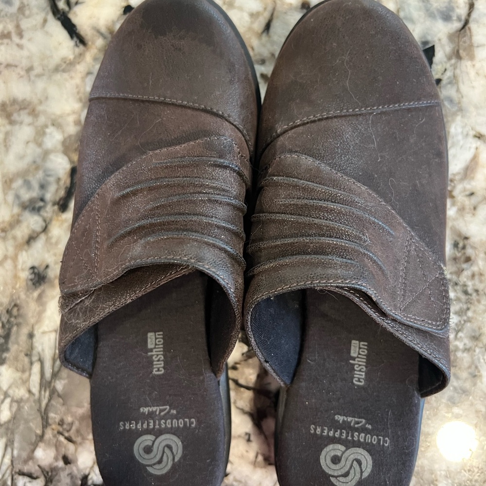 Women’s Clarks Dark Brown Cushioned Slip-On Earth Shoe. Size 5.5.